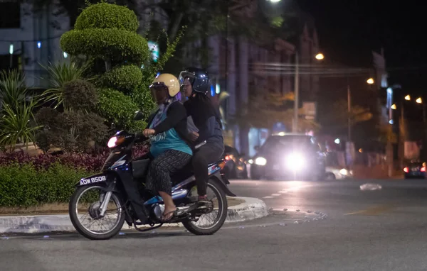 城市里骑摩托车的男女 — 图库照片