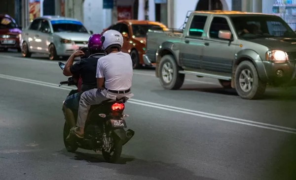 马来西亚 2020年2月22日 骑摩托车的人在马来西亚的一个小镇骑摩托车 有选择的重点 — 图库照片