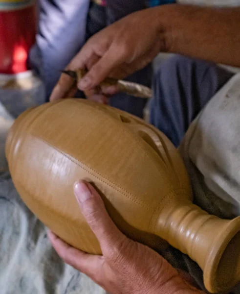 Nahaufnahme Von Menschenhänden Mit Einem Holzrad — Stockfoto