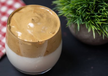 Ev yapımı dalgona kahvesi ahşap bir masada..