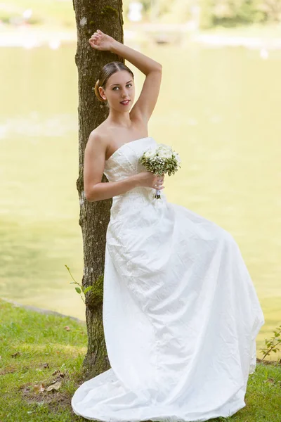 Pozoruhodné nevěsta trávit volný čas v přírodě — Stock fotografie