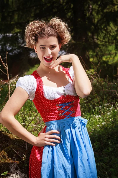 Skrattande flicka i Dirndl — Stockfoto