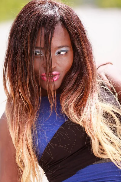 Retrato de una mujer negra africana con el pelo largo —  Fotos de Stock