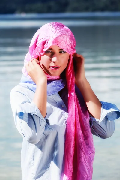 Junge Frau Mit Einem Langen Rosa Tuch Den Kopf Gewickelt — Stockfoto