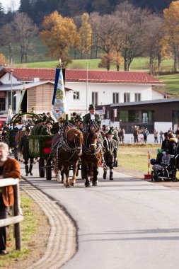Hundham, Bavyera - 4 Kasım 2017: Her yıl Kasım ayında 1 Cumartesi günü pastoral alayı, Bavyera Hundham Leonhardi adlı alır at yer Patron St. Leonhard anısına. Geleneksel giyim ve dekore edilmiş atlı carr
