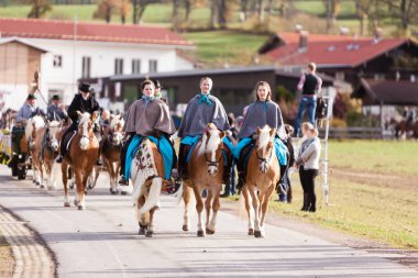 Hundham, Bavyera - 4 Kasım 2017: Her yıl Kasım ayında 1 Cumartesi günü pastoral alayı, Bavyera Hundham Leonhardi adlı alır at yer Patron St. Leonhard anısına. Geleneksel giyim ve dekore edilmiş atlı carr