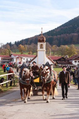 Hundham, Bavyera - 4 Kasım 2017: Her yıl Kasım ayında 1 Cumartesi günü pastoral alayı, Bavyera Hundham Leonhardi adlı alır at yer Patron St. Leonhard anısına. Geleneksel giyim ve dekore edilmiş atlı carr