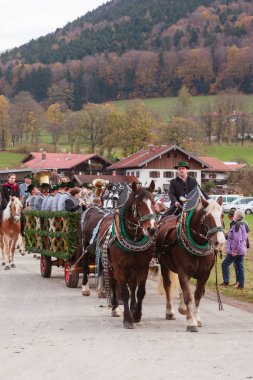Hundham, Bavyera - 4 Kasım 2017: Her yıl Kasım ayında 1 Cumartesi günü pastoral alayı, Bavyera Hundham Leonhardi adlı alır at yer Patron St. Leonhard anısına. Geleneksel giyim ve dekore edilmiş atlı carr