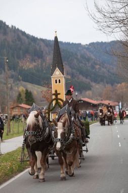 Schliersee, Bavyera - 5 Kasım 2017: Her yıl Kasım ayında 1 Pazar günü Leonhardi Bavyera Schliersee içinde isimli pastoral at alayı Patron St. Leonhard anısına gerçekleşir. Geleneksel giyim ve dekore edilmiş at-dr