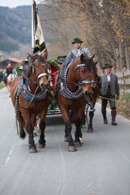 Schliersee, Bavyera - 5 Kasım 2017: Her yıl Kasım ayında 1 Pazar günü Leonhardi Bavyera Schliersee içinde isimli pastoral at alayı Patron St. Leonhard anısına gerçekleşir. Geleneksel giyim ve dekore edilmiş at-dr