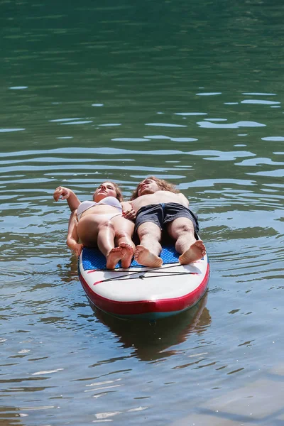 Couple Amoureux Endormi Sur Une Planche Surf Dans Lac — Photo