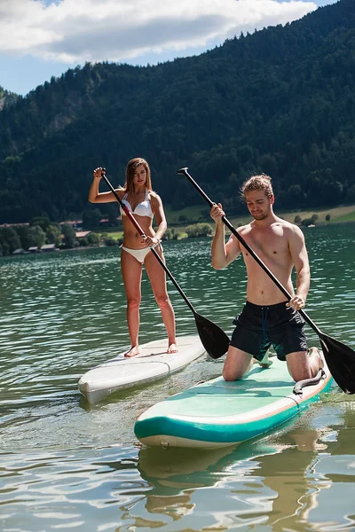 Homem Mulher Fazendo Esportes Aquáticos Com Stand Paddle Fotos De Bancos De Imagens