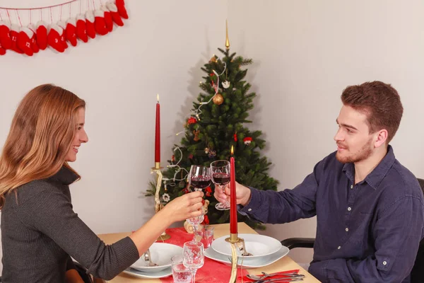 Romántica Pareja Amor Brindando Navidad Una Mesa Puesta —  Fotos de Stock
