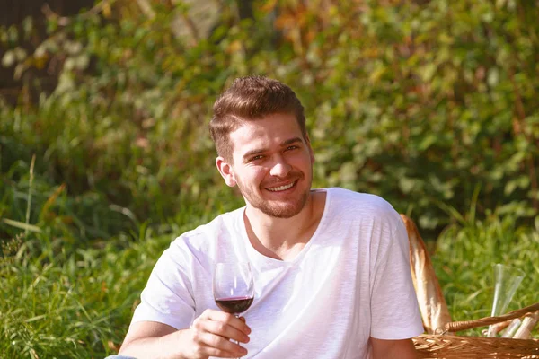 Junger Mann Mit Einem Glas Wein — Stock fotografie