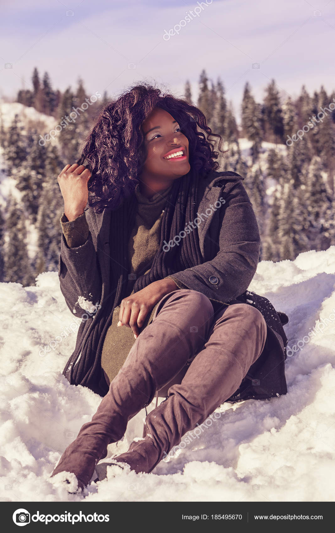 Mulher Negra Alegre Com Tamanho Grande Sentada Neve Roupas Inverno