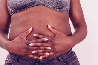 Kadın siyah ten rengi ile kalın karnı koruyamaz