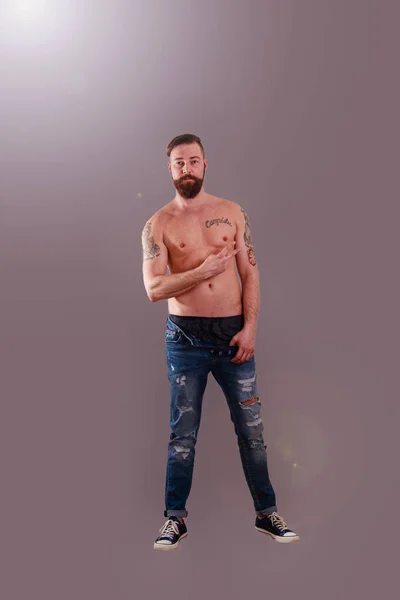 Uomo Barbuto Con Nudo Muscolo Superiore Del Corpo Tatuaggi — Foto Stock