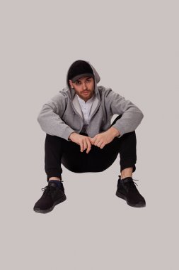 Soğuk kış aylarında bir platformda çanta, genç adam