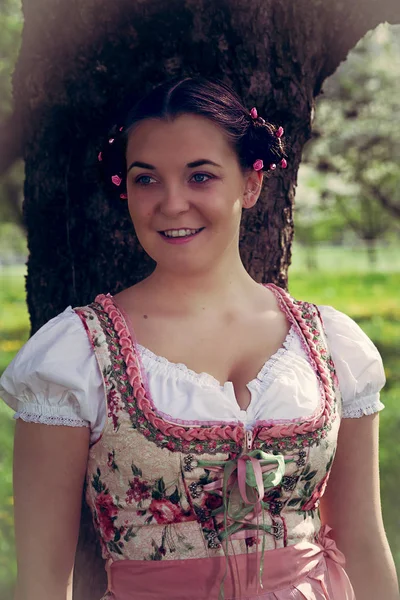 Portrét Mladé Bavorské Dívky Dirndlu Cop Účes — Stock fotografie