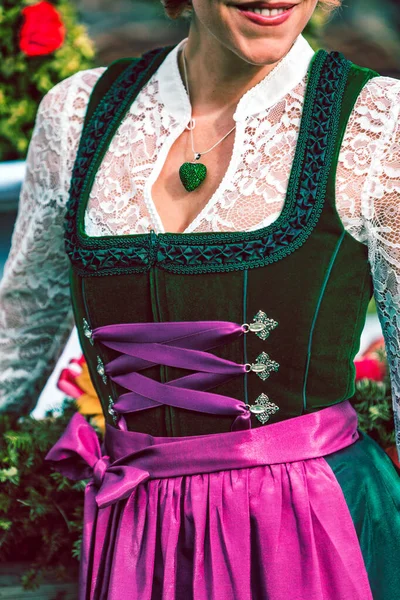 Detail Eines Grünen Designer Dirndls Aus Samt Mit Lila Schürze — Stockfoto