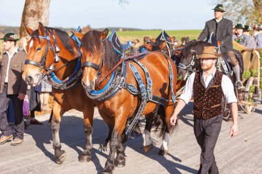Warngau, Almanya - 27 Ekim 2019: Leonhardi Warngau 'da Oberwarngau ve Reitham arasındaki All Saints Kilisesi' ne gitti..