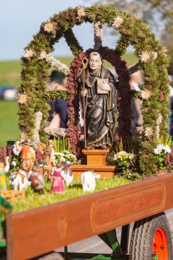 Warngau, Almanya - 27 Ekim 2019: Leonhardi Warngau 'da Oberwarngau ve Reitham arasındaki All Saints Kilisesi' ne gitti..