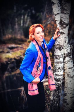 Sonbaharda şık kır evi kıyafetleri içinde çekici kızıl saçlı kadın..