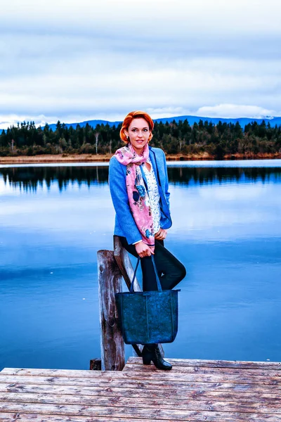 Κοκκινομάλλα Γυναίκα Τσάντα Στη Μόδα Εξοχική Κατοικία Στη Λίμνη — Φωτογραφία Αρχείου