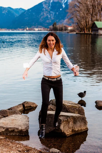 Menina Europeia Bonito Salta Uma Pedra Para Lado Lago — Fotografia de Stock