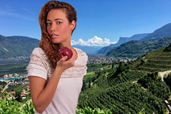 Mujer Joven Con Una Manzana Roja Frente Panorama Tirolés Del — Foto de Stock