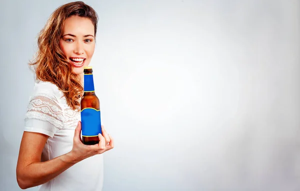 Mujer Rubia Con Una Sonrisa Sostiene Una Botella Cerveza Mano — Foto de Stock