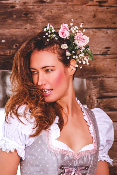 Porträt Einer Langhaarigen Jungen Frau Dirndl Mit Blumen Haar — Stockfoto