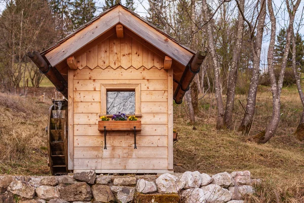 Vackert Trädgårdshus Med Vattenhjul Och Blomlåda Solsken — Stockfoto