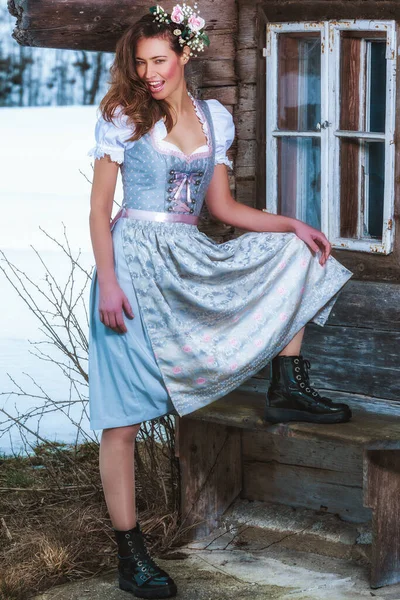 Vacker Långhårig Kvinna Dirndl Med Lockar Och Blommor Håret Stockbild