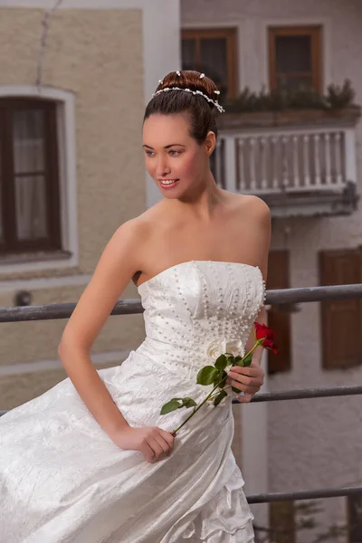 Jovem Noiva Com Vestido Noiva Branco Fora Ombro Subiu Mão — Fotografia de Stock