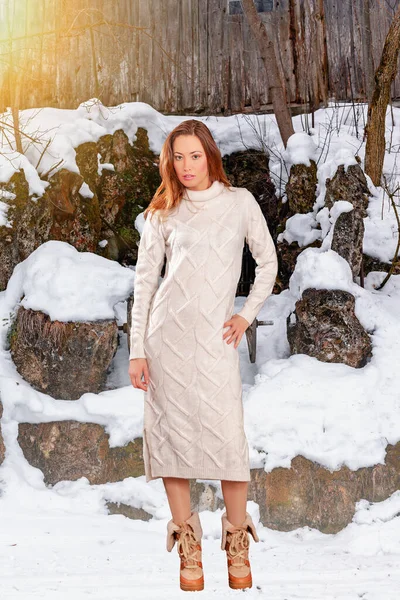 Jonge Vrouw Een Modieuze Gebreide Jurk Laarzen Sneeuw — Stockfoto