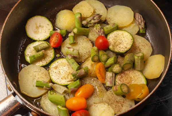Närbild Kastrull Spisen Med Potatis Zucchini Små Vindruvor Tomater Och — Stockfoto