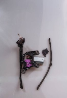 Silecek kolu ve silecek bıçağıyla çamaşır hangarını gezdikten sonra kırık silecekler.