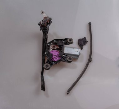 Silecek kolu ve silecek bıçağıyla çamaşır hangarını gezdikten sonra kırık silecekler.