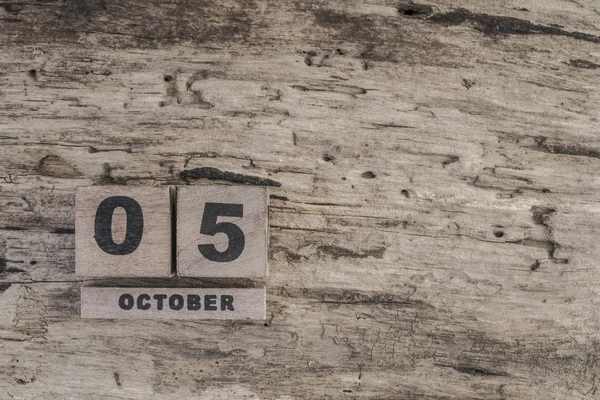 Calendario de cubo para octubre sobre fondo de madera con espacio de copia —  Fotos de Stock