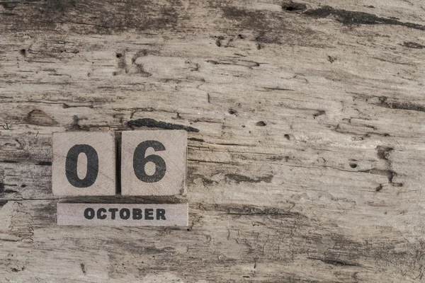 Calendrier cube pour octobre sur fond bois avec espace de copie — Photo