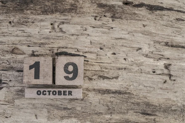 Кубический календарь на октябрь на деревянном фоне с копировальным пространством — стоковое фото