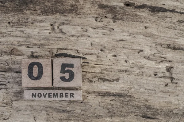 Calendrier cube pour novembre sur fond en bois avec espace de copie — Photo