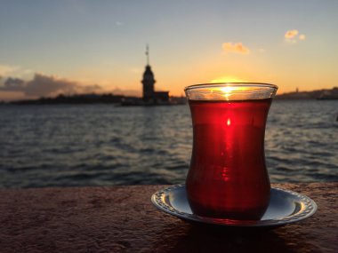 bir bardak çay Kız Kulesi Istanb batımında karşı
