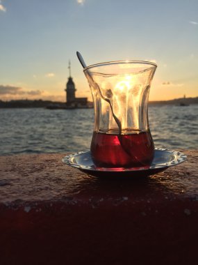 Yarım bardak çay Kız Kulesi batımında karşı olan