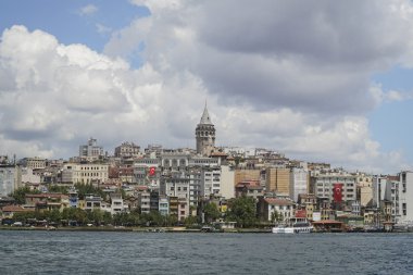 İstanbul 'un Eminonu kıyısından Galata Kulesi ve Altın Boynuz