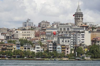 İstanbul 'un Eminonu kıyısından Galata Kulesi ve Altın Boynuz