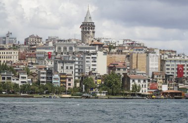 İstanbul 'un Eminonu kıyısından Galata Kulesi ve Altın Boynuz