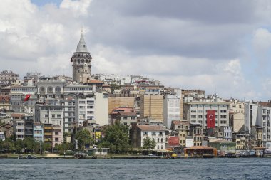 İstanbul 'un Eminonu kıyısından Galata Kulesi ve Altın Boynuz