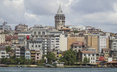 İstanbul 'un Eminonu kıyısından Galata Kulesi ve Altın Boynuz